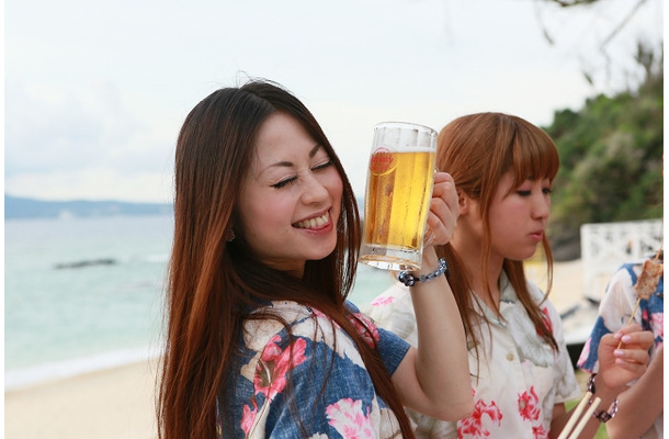 夏を盛り上げる「ビーチパーティガール」