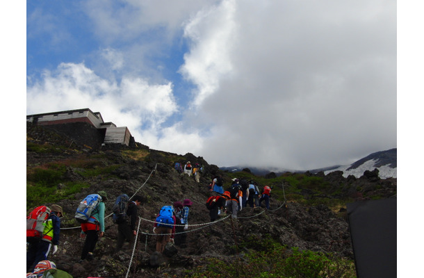 大勢の登山客でにぎわう登山道