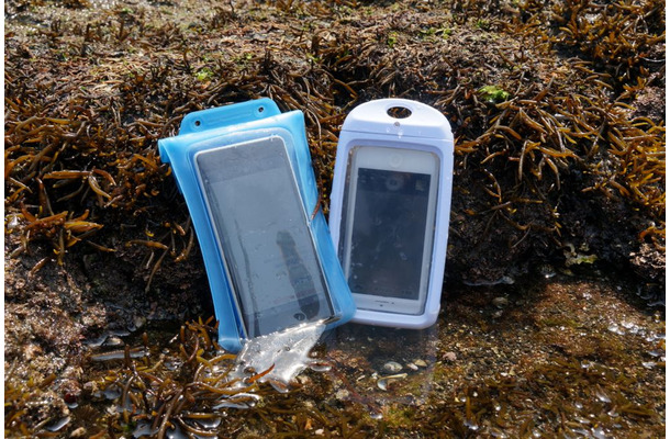 今回の撮影に使用した防水ケース。左：スマホ防水ケース（200-PDA117BL）、右：iPhone5防水ハードケース(200-PDA110W）