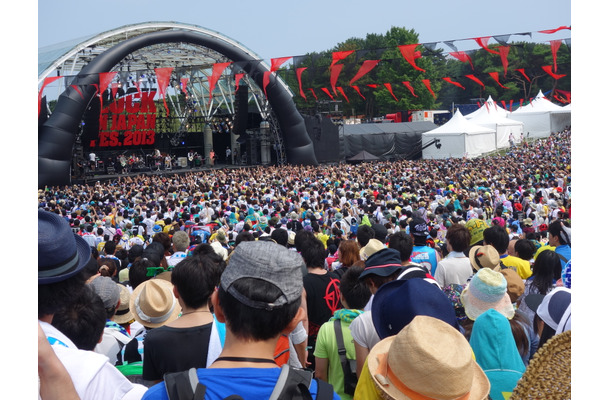 メインステージのひとつ、LAKE STAGE