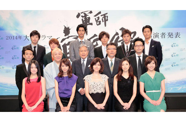 2014年NHK大河ドラマ「軍師官兵衛」キャスト発表会見／後列向かって左から：田中圭（石田三成役）、濱田岳（栗山善助役）、速水もこみち（母里太兵衛役）、高橋一生（井上九郎右衛門役）、塚本高史（後藤又兵衛役）、永井大（母里武兵衛役）。中列：吹越満（足利義昭役）、春風亭小朝（明智光秀役）、竜雷太（黒田重隆役）、塩見三省（母里小兵衛役）、田中哲司（荒木村重役）。前列：吉本実憂（栄姫役）、桐谷美玲（だし役）、内田有紀（お濃役）、高岡早紀（お紺役）、南沢奈央（おたつ役）