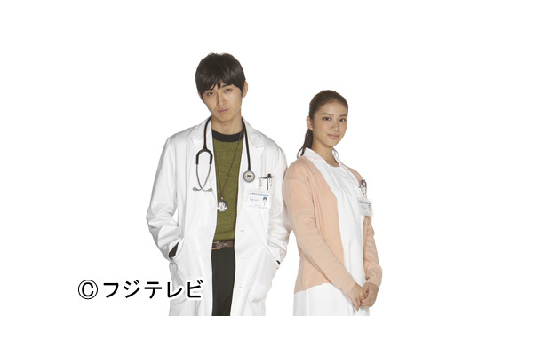 フジテレビ系「海の上の診療所」で月9ドラマ初主演の松田翔太（左）と共演の武井咲