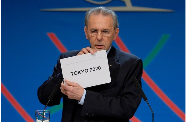 東京開催決定をアナウンスするIOCのロゲ会長　(C) Getty Images
