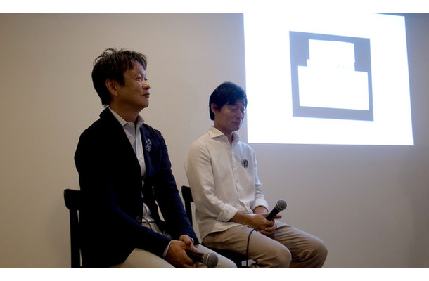 左より、マルニ木工の椅子「HIROSHIMA」をデザインしたプロダクトデザイナー深澤直人氏と「ミナペルホネン」のファッションデザイナ－皆川明氏