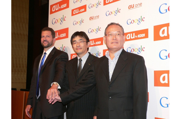 左から、Google Inc.パートナープロダクトディレクター ダン・スティッケル氏、KDDI取締役執行役員常務 高橋誠氏、グーグル株式会社代表取締役社長 村上憲郎氏