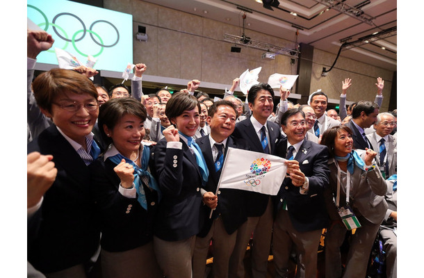 開催地決定に喜ぶ2020東京オリンピック招致メンバー