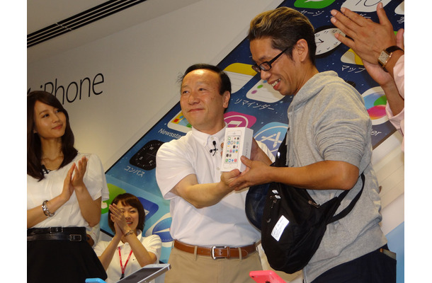 加藤社長から佐藤さんへ購入したiPhone 5sが手渡された