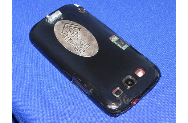「UltraGig 6400」のチップを組み込んだスマートフォンの試作機