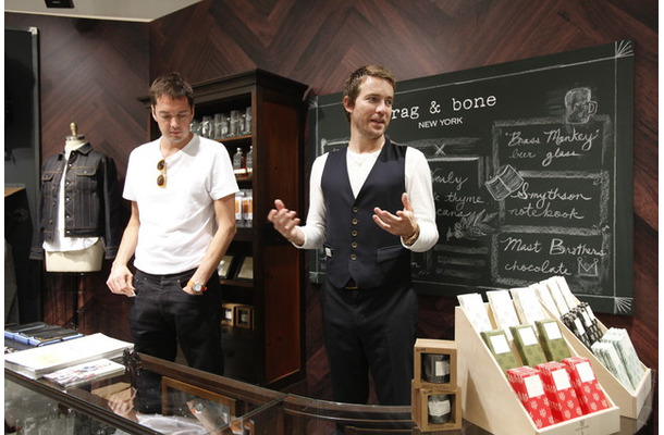 スタッフに向けて商品説明をするデザイナーのマーカス・ウェインライト(左)とデヴィッド・ネヴィル(右)