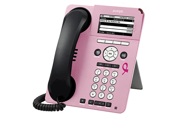 ピンクリボン・フェースプレートを装着したAvaya 9620 IP Telephone