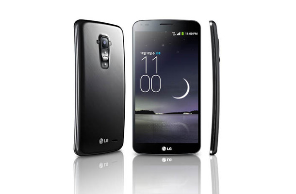 上下に弧を描くデザインを採用した「LG G Flex」