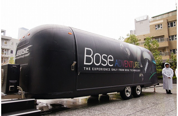 「Bose ADVENTURE / THE EXPERIENCE ONLY FROM BOSE TECHNOLOGY」で使用される移動型のエキシビジョンシアター。