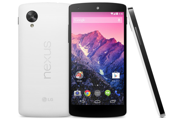 Android 4.4を搭載したスマートフォン「Nexus 5 EM01L」。ホワイトモデルとブラックモデルを用意