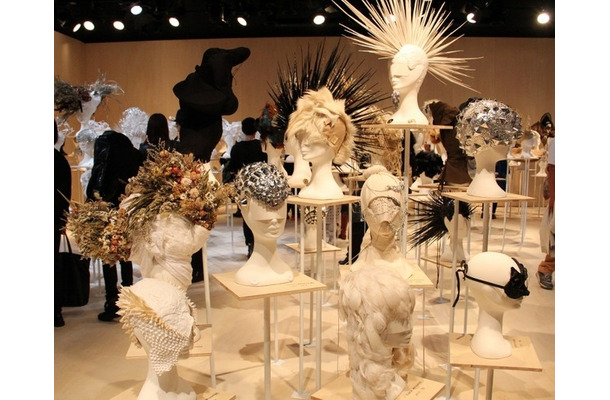 「KATSUYA KAMO EXHIBITION 100 HEADPIECES」