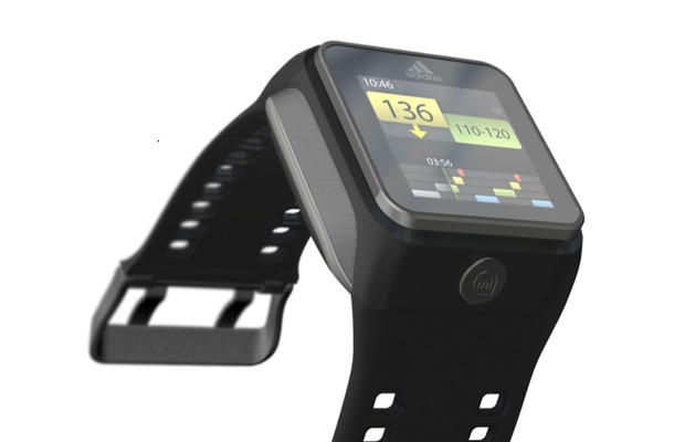 国内で発売される「miCoach SMART RUN」。心拍計、GPS、加速度センサーなどを内蔵