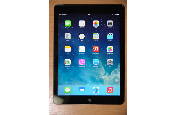 iPad Air。基本的なデザインは従来のiPadを踏襲している。