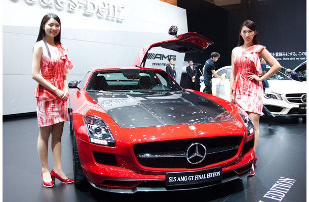 エーディグリーファーレンハイト天津憂が手掛けたメルセデス・ベンツのコンパニオンのユニフォームはSLS AMG GT FINAL EDITIONからインスピレーションを受けたもの