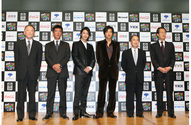 左から、福田慶治事務局長、成島出監督、玉木宏、大沢たかお、角川歴彦チェアマン、高井英幸理事長