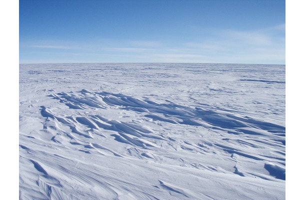 東南極高原（プラトー基地跡近く）　(C) National Snow and Ice Data Center / Atsuhiro Muto