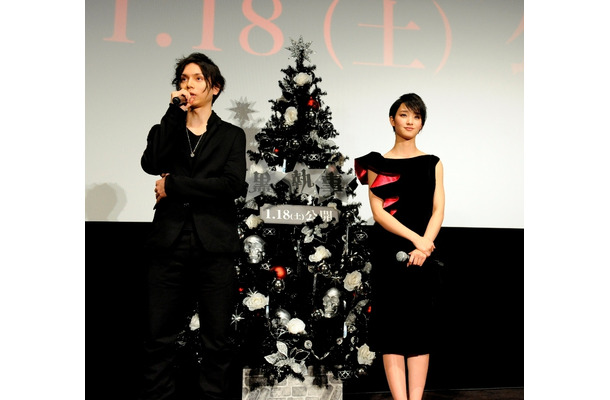 『黒執事』のクリスマスイベントに出席した水嶋ヒロ（左）と剛力彩芽