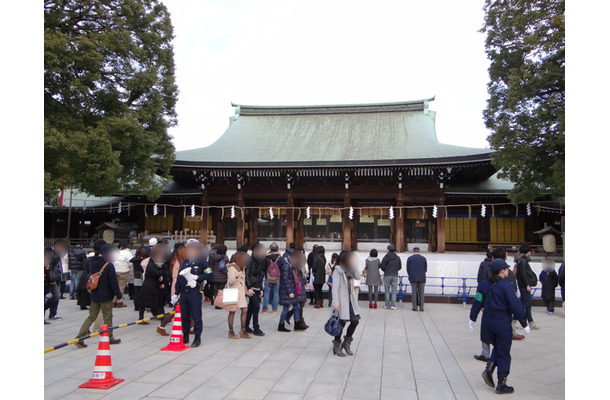 初詣の参拝客で賑わう明治神宮