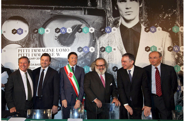 左からガエターノ・マルゾッティ・ピッティ・イマジネ・プレジデント、カルロ・カレンダ・イタリア経済開発省副次官、マッテオ・レンツィ・フィレンツェ市長、ステファノ・リッチCFMIプレジデント、エンリオ・ロッシ・トスカーナ州知事 、フェデリコ・ギッツォーニ・ウニクレジットCEO