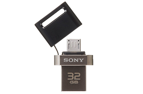 USBとmicroUSB両コネクタ装備のUSBメモリ「ポケットビット」。8GB、16GB、32GBモデルがラインナップされる