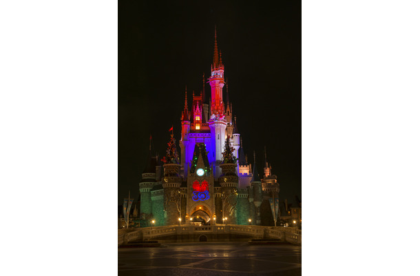 妖しく光るシンデレラ城　(c)Disney