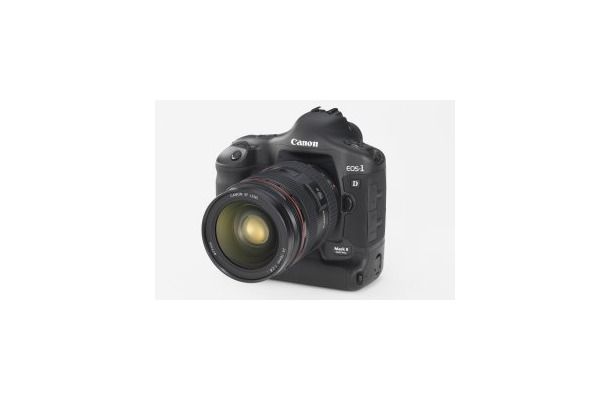 　キヤノンのプロ向けデジタル一眼レフカメラ「EOS-1D Mark II」が「TIPA ベストプロフェッショナルデジタル一眼レフカメラ」を、普及価格帯デジタル一眼レフカメラ「EOS 300D（国内名称：EOS Kiss Digital）」が「TIPA ブレークスルーアワード」を受賞した。