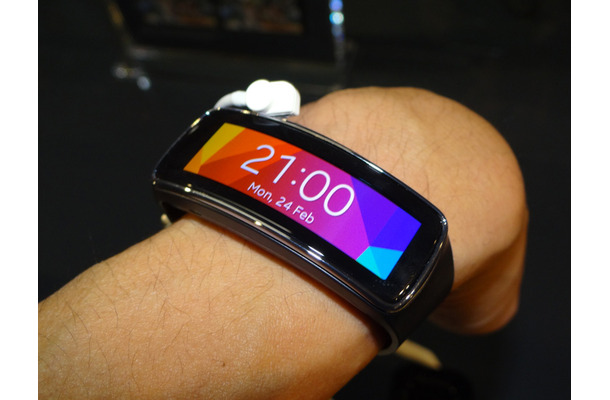 曲面有機EL/Tizen OSを搭載したウェアラブル端末「Gear Fit」