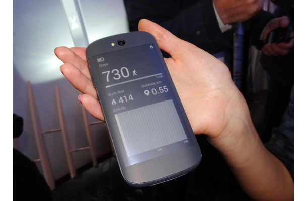 4.7型電子ペーパーディスプレイを搭載した「YotaPhone」の最新モデル