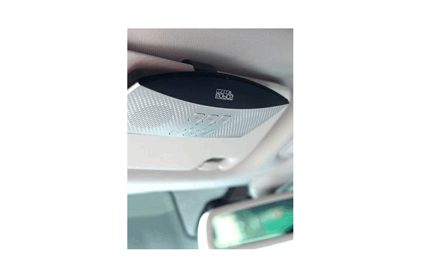 車のサンバイザーに取り付けたBluetune