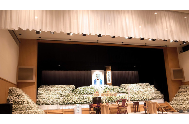 カリスマバイヤー藤巻幸夫の葬儀に2600人参列、大西洋三越伊勢丹社長が弔辞