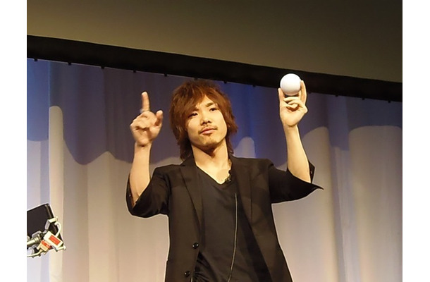 ログバーのCEO 吉田卓郎氏が、話題の指輪デバイス「Ring」のデモを実施