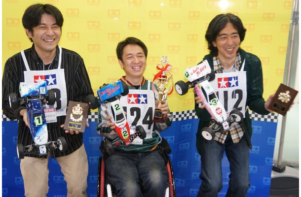 タミヤRCカーフェスティバル・メディア対抗レースのトップ3（写真左から『週刊アスキー』、2位『ワンダードライビング』、3位『グッズプレス』）　《撮影　椿山和雄》