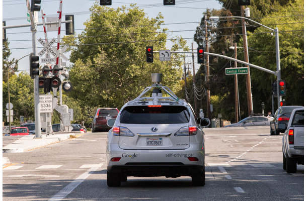 カリフォルニア州マウンテンビュー市を走行するGoogleの自動運転車