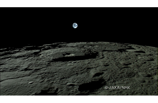 11月7日14時52分（日本時間）撮影。月面の北極付近からの映像で、地球にはアラビア半島、インド洋などが見える