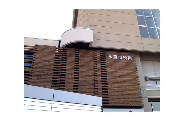 体育館を庁舎に再利用した富山県氷見市役所