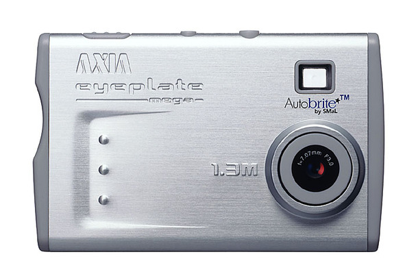 　富士フイルムアクシアは、薄さ8mmの名刺サイズで有効131万画素CMOSを搭載したデジタルカメラ「eyeplate mega（アイプレート・メガ）」を7月25日に発売する。