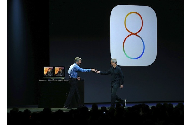 iOS 8を発表するティム・クックCEO（向かって右）とクレイグ・フェデリギ（ソフトウェアエンジニアリング担当上級副社長）　(c) Getty Images