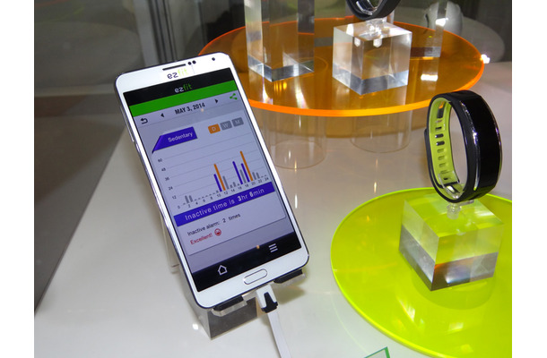 台湾DXG社の「Fitness Tracker」。左はマネージャーアプリのezfit。AndroidとiOSの両方に対応するという