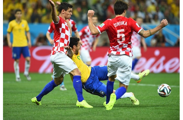 触ってないとアピールするクロアチア選手と、倒されたとアピールするフレッジ　(c) Getty Images
