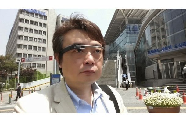 Google Glassを試す筆者