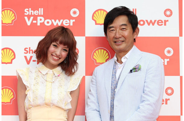 「Shell V-Power」のPR発表会に出席した南明奈（左）と石田純一