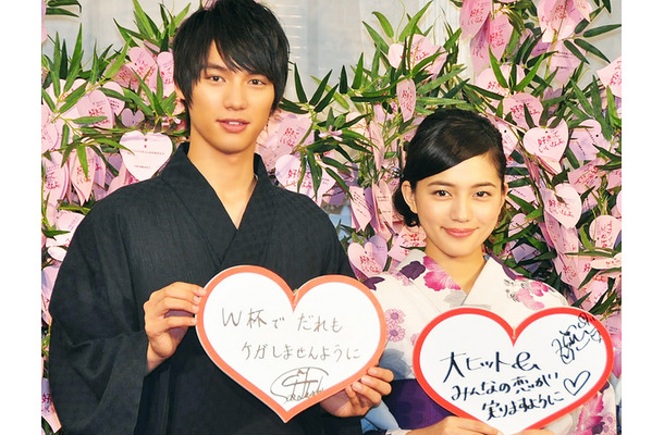 福士蒼汰 川口春奈が 七夕 に浴衣で登場 約1万人の 恋の短冊 に興味深々 Rbb Today 福士蒼汰 川口春奈が 七夕 に浴衣で登場 約1万人の 恋の短冊 に興味深々 Rbb Today
