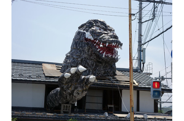 なんだコリャ！民家の屋根を突き破るゴジラが話題