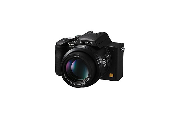 　松下電器産業は、LUMIXシリーズの新製品として、光学12倍ズームと手ブレ補正機能を搭載した500万画素デジタルカメラ「DMC-FZ20」を8月27日に発売する。価格はオープンで、実売予想価格は73,000円前後（税込み）。