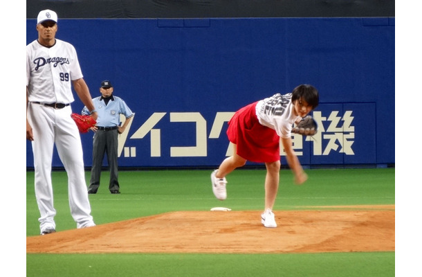 中日ドラゴンズー横浜DeNA戦で始球式を務めた清野菜名