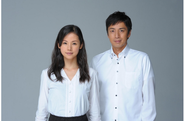 夫婦役を演じる小西真奈美（左）と徳井義実