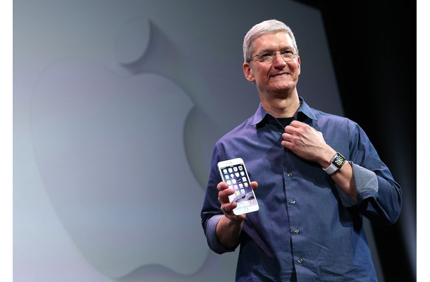 iPhone 6を持ち、Watchを装着したティム・クック　(c) Getty Images